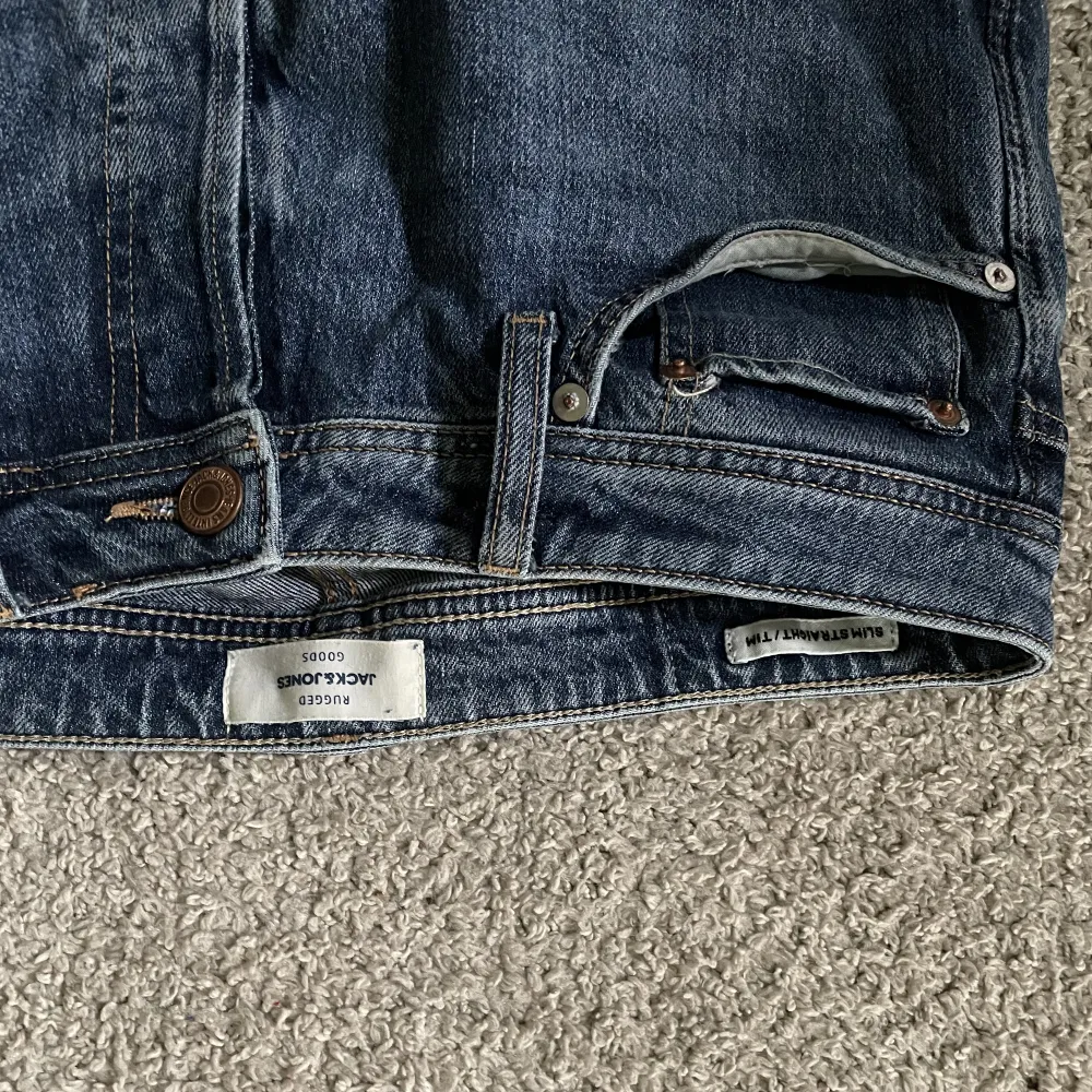 Säljer dessa Jack & Jones jeans eftersom jag inte använder dem längre.  Använda några fåtal gånger. . Jeans & Byxor.