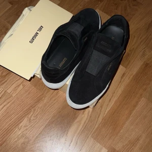Axel Arigato - Laceless  - Nya Axel Arigato skor säljes, de är fina i nyskick. Priset kan diskuteras vid snabb affär. För mer info skicka PM.