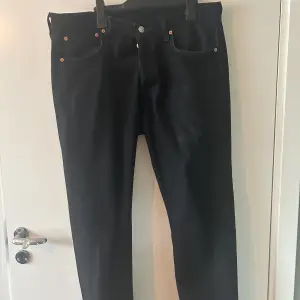 Svarta Levis 501 jeans använda men bra skick fortfarande. Har växt ur dem tuvyr men säljer dem då för ett bra pris