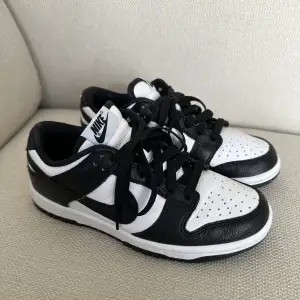 Custom made Nike skor som jag designat via Nikes hemsida som ska efterlikna deras panda skor. De vanliga panda skorna va slut i min storlek så designade egna🥰 Det har tyvärr bara blivit att jag använt dom en gång så därav säljer jag dom.  Storlek 36,5