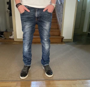 Nudie Jeans - Säljer dessa feta Nudie jeans! Modellen på jeansen är grim Tim, Storleken är 32/32 men passar också mindre i waist! Passar 30,31 i midjan perfekt!Condition 9/10! Pris 499! Pris kan diskuteras vid snabb affär, tar också byten/MVH Ayyeceolin