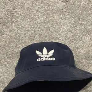 Väl använd bucket hat från adidas