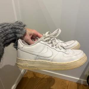 Air force 1 low. Sparsamt använda men inköpta för länge sen. Därav har sulan blivit lite missfärgad av solen.  Går nog att fixa till med sån vit sneakers kräm. Storlek 37,5