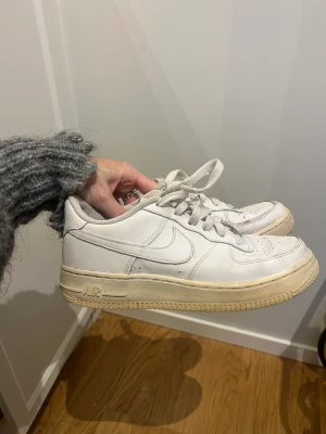 Nike Air force 1 low  - Air force 1 low. Sparsamt använda men inköpta för länge sen. Därav har sulan blivit lite missfärgad av solen.  Går nog att fixa till med sån vit sneakers kräm. Storlek 37,5