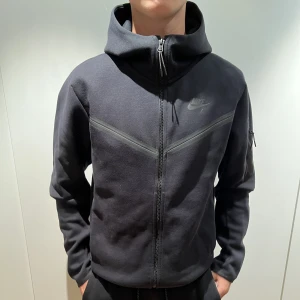 Nike tech sett  - Svart nike tech sett, nästan aldrig använt. Tröja storlek S (en stor S) och byxor storlek M. Nypris: 2200kr