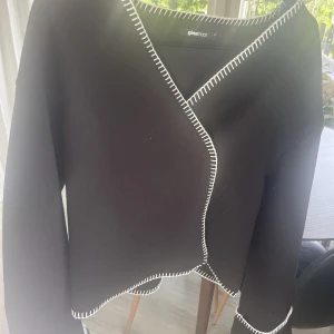 Tröja Gina tricot  - Slutsåld tunn jacka/tröja från Gina tricot St S   Använd fåtal gånger.  Priset går att diskutera vid snabb och smidig affär