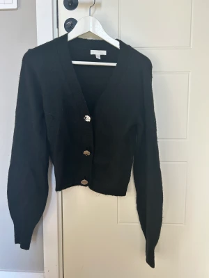 Kofta från Hm - Söt kofta från H&m i storlek Xs. Knapparna är silvriga och jätte fina. Använd 1 gång💕