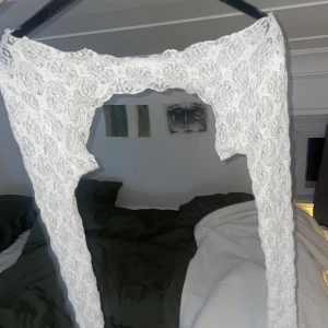 Spets linne + bolero - Jättefint set från Stradivarius, linne och bolero🙌💗 Använt kanske en gång 🫶