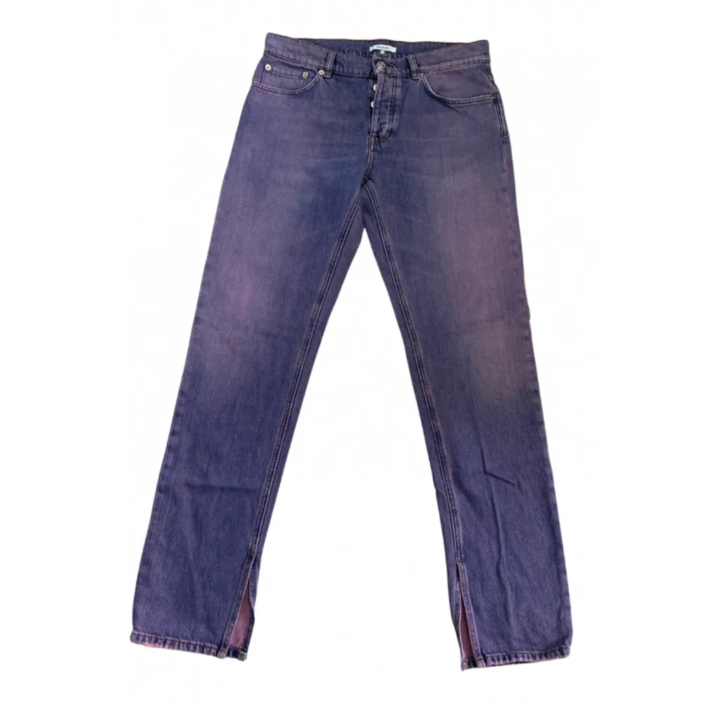 Säljer mina coola lila ganni jeans, storlek 29 men är mer än 27-28 i midjan . Jeans & Byxor.