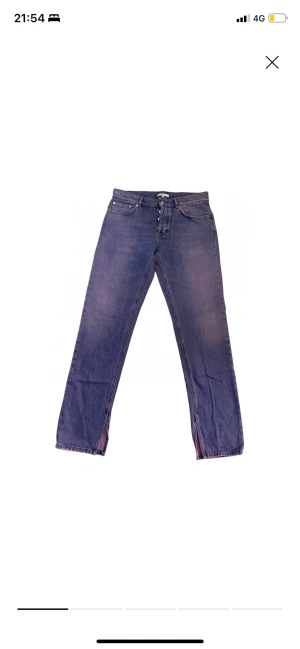 Ganni jeans - Säljer mina coola lila ganni jeans, storlek 29 men är mer än 27-28 i midjan 