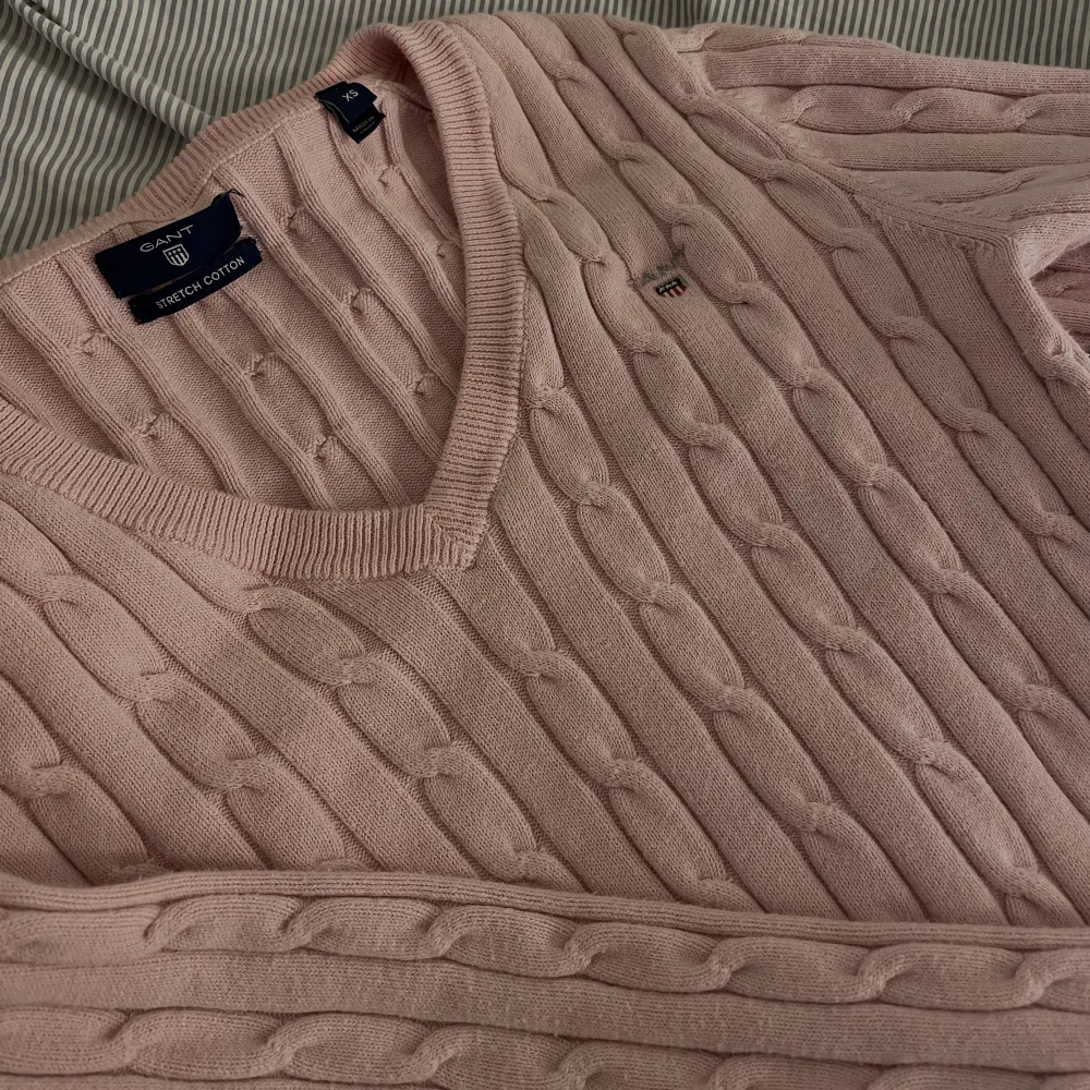 Jättefin rosa stickat Gant tröja. Jättebra skick, som ny. Säljer pga att den inte kommer till användning längre🩷original pris 1400kr säljer för 500kr. Tröjor & Koftor.