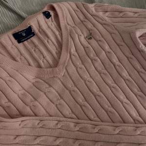 Jättefin rosa stickat Gant tröja. Jättebra skick, som ny. Säljer pga att den inte kommer till användning längre🩷original pris 1400kr säljer för 500kr