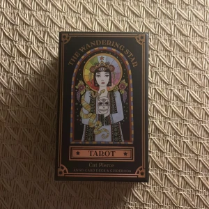The wandering Star Tarot - Bara öppnad o använd nångång. Jätte fina kort, kommer bara inte till användning 