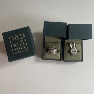 Maria Nilsdotter - ringar - Unicorn horn ring: 17mm (1700kr) Rabbit skull ring: 17mm (1350kr)  Båda ingår med ask🫶🏻❤️‍🔥