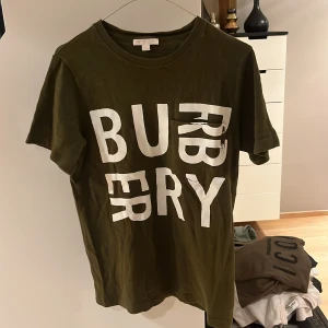Burberry t-shirt - Burberey t-shirt i storlek junior 14Y Skick 8/10 Kan skickas med posten Skriv ifall du har vidare funderingar!