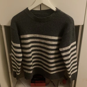 Stickad tröja - Hej! Säljer nu denna stickade tröjan då den är för liten för mig.  Tror jag köpte den på SHEIN för 170kr. Säljer den för 50kr + frakt❤️kontakta mig om ni är intresserade 