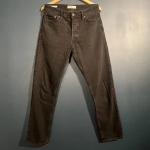 Jeans Jack and Jones  - Svarta jeans från Jack and Jones. Storlek 30 30. Modell Loose / chris, men skulle säga att de är snarare mot regular fit hållet. Bra skick och perfekta jeans inför vintern. Hör gärna av dig. 