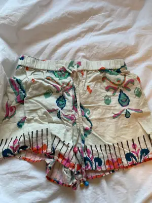 Säljer mina fina shorts från zara inte så använd inte så skrynklig säljer för 170kr köpte för 300