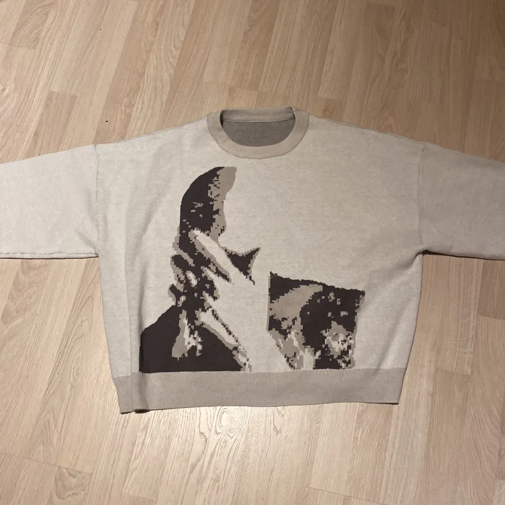 Sweater från Frank Oceans album Blonde. Storleken på tröjan är L, men den passar som en S/M. . Stickat.