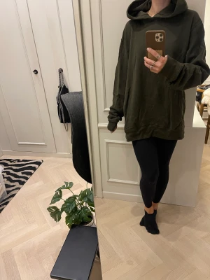 Uniqlo hoodie - Mossgrön hoodie från Uniqlo, storlek L. I bra skick. 