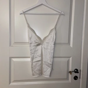 Vitt satin linne  - Jättefint vitt satin linne från Nelly. Linnet har en liten smink fläck som knappt syns på bilden. Skriv för fler bilder.💞