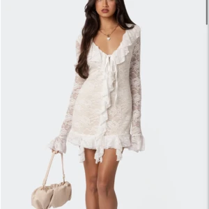 Studentklänning - helt oanvänd  - Säljer en studentklänning/vanlig klänning då den inte passar mig. Köpte för 800kr på edikted.se. Den är endast testad. Lappen är tom kvar. Storlek XS.  Hör av dig vid intresse. 