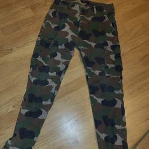 Ett par cargo byxor som är militär gröna - Är använda men är i gått skick