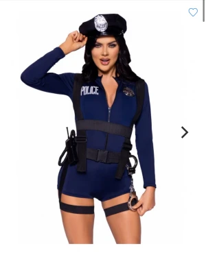 Polisdräkt  - Polisdräkt som är använd 1 gång, endast kepsen och dräkten,  Allt på bilden följer med förutom svarta runt om 