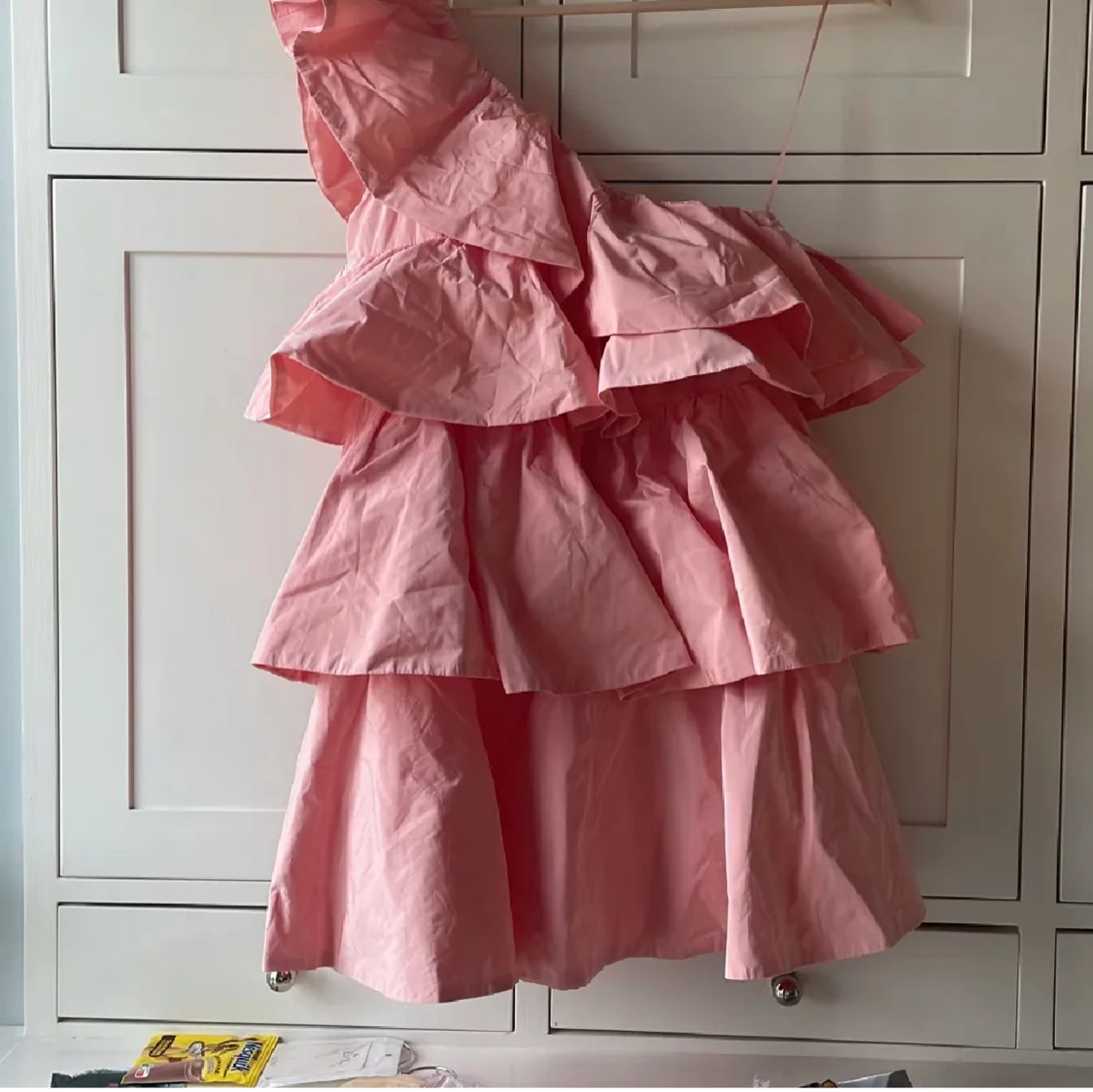 One shoulder kläning med volang - 90