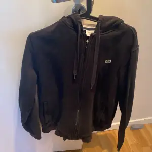 Najs Lacoste hoodie i storlek L, men ganska liten i storleken. Inga synliga defekter. 500kr 