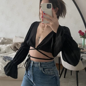 Topp - Svart topp från Nelly. Aldrig använd bara testad.