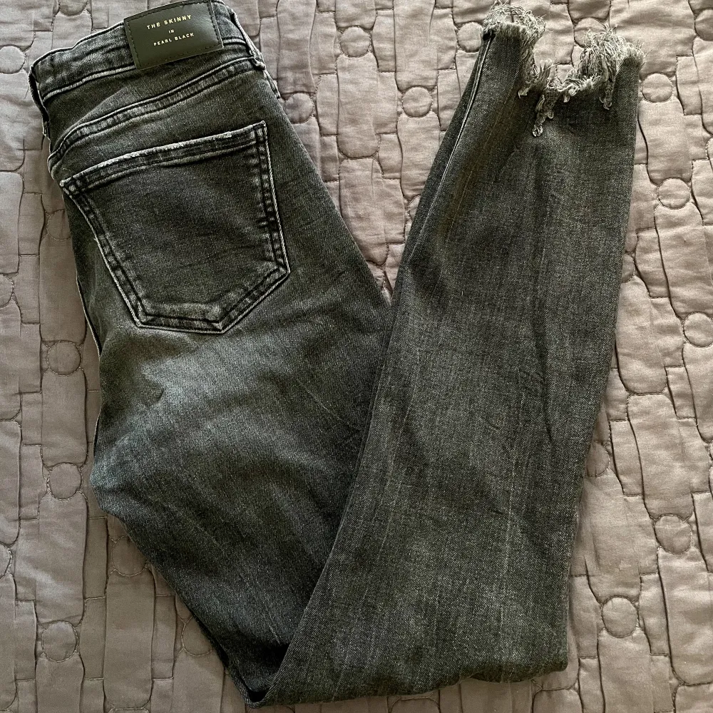 Jättefina och sköna jeans från Zara i storlek 38. Kommer inte till användning . Jeans & Byxor.