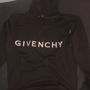 Givenchy hoodie - Ursnygg hoodtröja från Givenchy. Present men dessvärre för liten. Kan byta om någon har L.   Storleken är M men den sitter mer som S eller slimmad M.