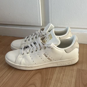 Sneakers  - Hejhej!!! Säljer mina supertrendiga och snygga Stan Smith!!! då de tyvärr är fel storlek för mig❣️  !!pris kan diskuteras!!