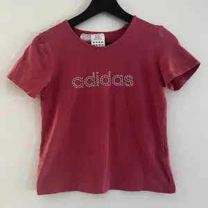Rosa adidas t-shirt. Färgen syns bättre på bild 2. Lite av glittret är borta men det syns inte. Köpare står för frakt. Skriv vid intresse, pris kan diskuteras. 💖💖