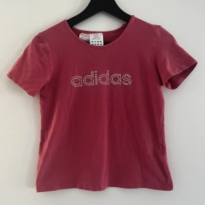 Adidas t-shirt  - Rosa adidas t-shirt. Färgen syns bättre på bild 2. Lite av glittret är borta men det syns inte. Köpare står för frakt. Skriv vid intresse, pris kan diskuteras. 💖💖