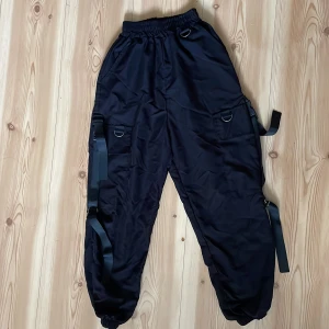 Cargo pants - Black cargo pants with side pockets , no damage in new shape
