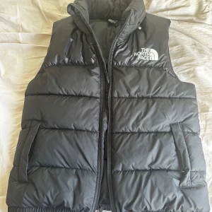 The north face väst - Säljer min north face väst som jag köpte för 8 månader sen i butik på JD. Den är använd ett fåtal gånger men är som ny. Köpte den för 1800 kr. Den har även en luva som är gömd.