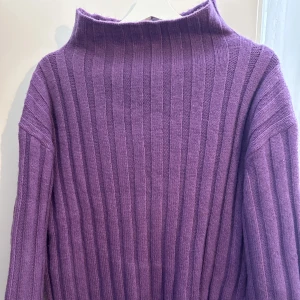 stickad tröja- lila - stickad tröja från ginatricot, i en super fin lila farg, använd en gång, storlek L.
