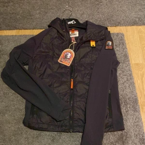 Parajumper body warmer  - Jätte snygg jacka i nyskick perfekt nu till hösten. Ny pris ligger på 4199 som ni ser på andra bilden. Om ni vill ha mer bilder på baksidan eller annat så är de bara att meddela.