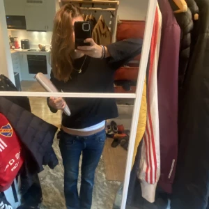 Svart hoodie  - Jättefin och skön svart hoodie! Såå snygg men tyvärr lite för liten på mig🙏🏻 verkligen så snygg med ett vitt linne under 