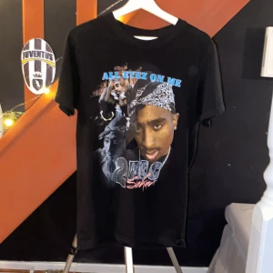 Tupac T-shirt  - Jag säljer den här tupac T-shirten i st s då jag inte använder den längre. 9/10 skick. Regular fit.