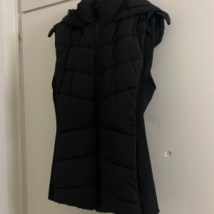 Zara väst  - Säljer denna populära zara västen då den inte kommer till användning! Använd men inga synliga defekter! 