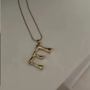 Maria Nilsdotter liknande halsband  - Ett liknande maria nilsdotter halsban med ett E!! I rostfritt stål❤️❤️!tryck på köp nu!