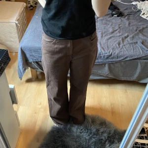 Bruna jeans - Baggy bruna jeans från HM. Säljer för att de är för stora i midjan. Använd ca 5 gånger