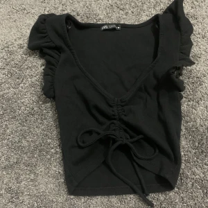 Svart crop top linne - Oanvänd. Mycket bra skick. Storlek M, men passar mig som bär storlek S också.