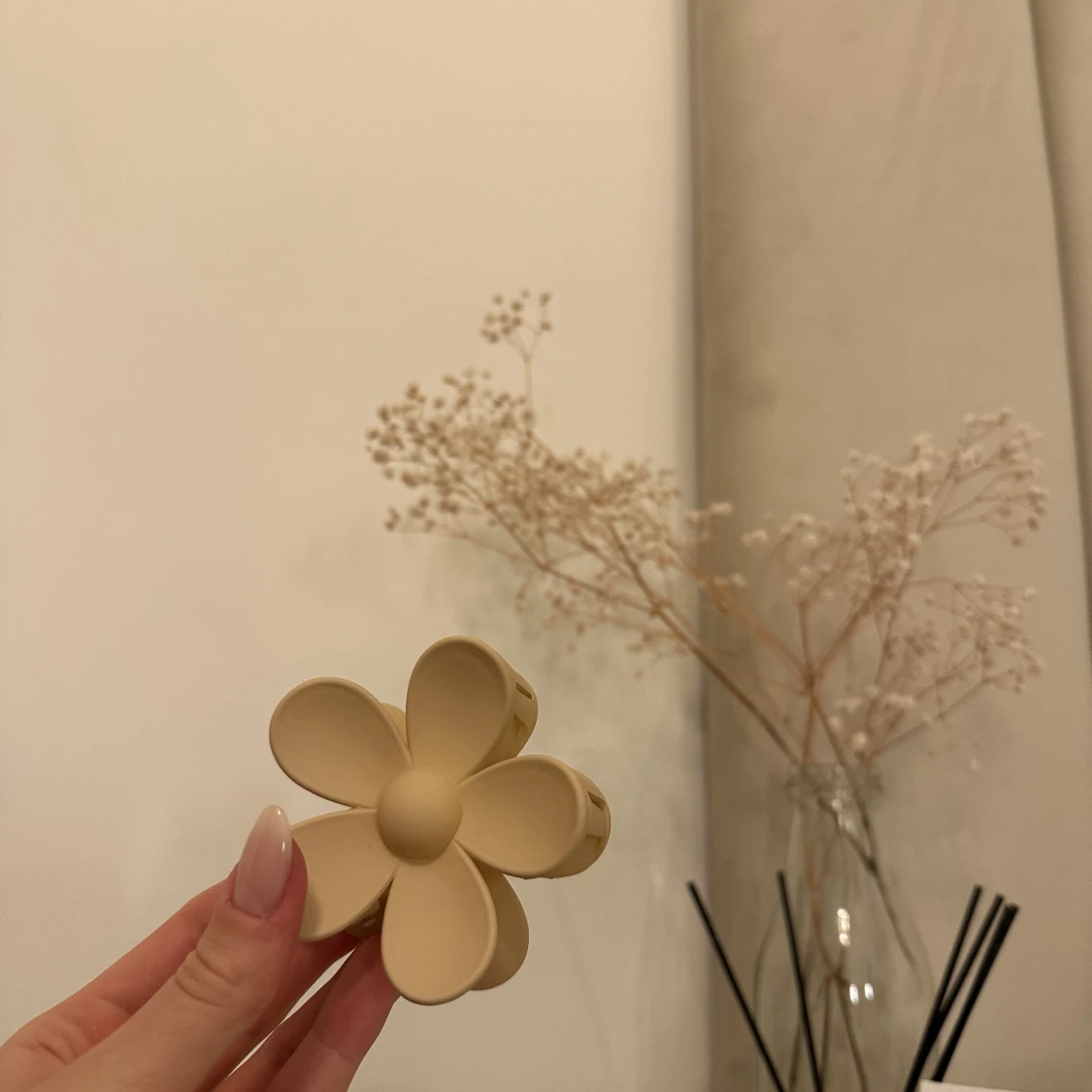 Flower claw clip beige