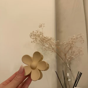 Flower claw clip beige - Trendig och stilren hårklämma