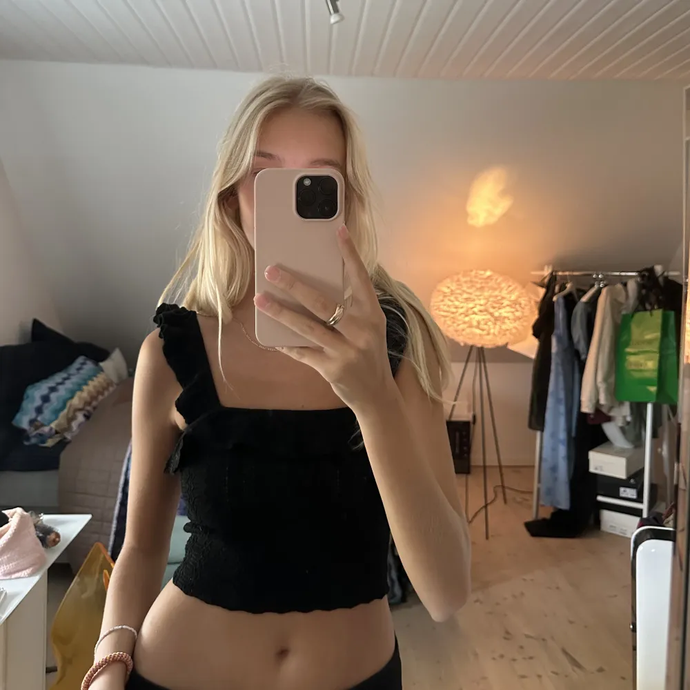 Söt zara topp! Knappt använd, därav bra skick. Den är broderad, vilket inte framkommer jättebra på bilderna. Frakt tillkommer. Yläosat.