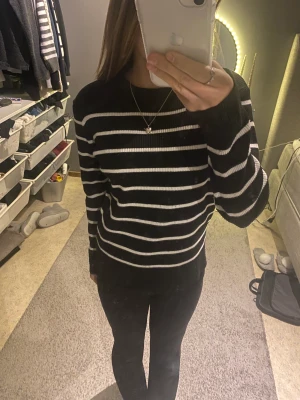 Stickad tröja - Väldigt mjuk stickad tröja från shien! Säljer pågrund av att den har blivit för kort i armarna. Priset kan diskuteras!🤍